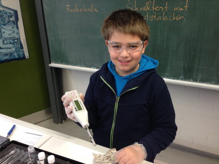 Schueler-experimentieren-Teichwasser