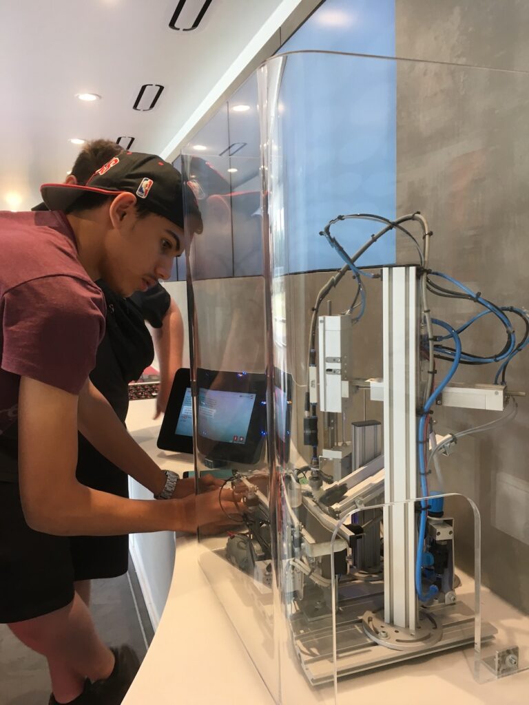 Besuch des InfoTrucks der Metall- und Elektroindustrie