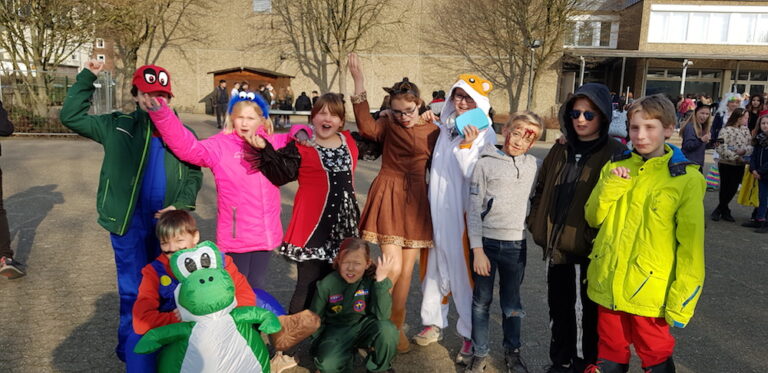 Bunte Kostüme auf dem Schulhof – Karneval 2019
