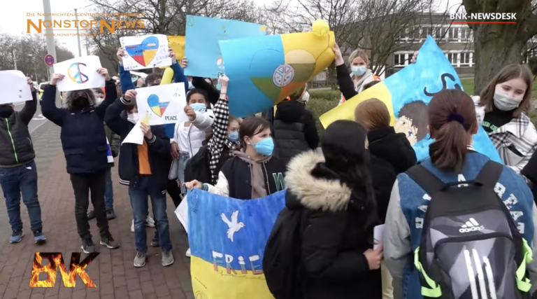 1200 Schüler demonstrieren gegen Putins Krieg in Krefeld