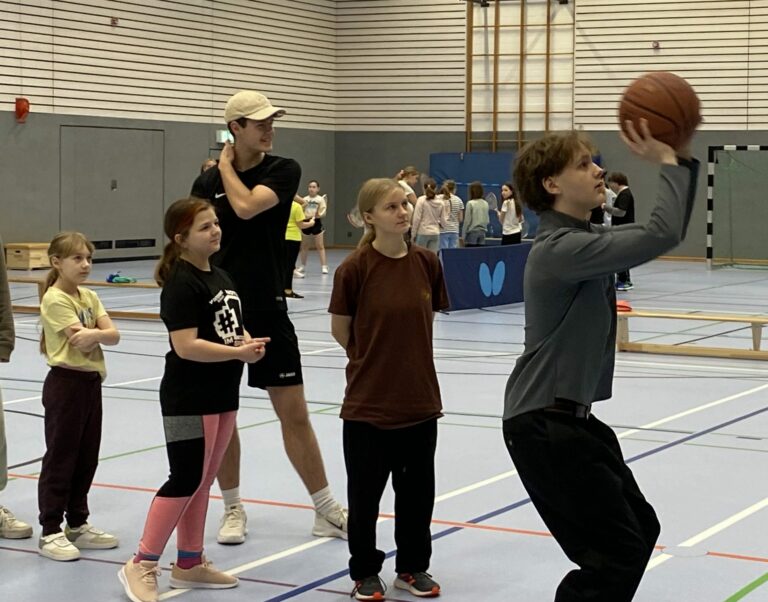 Erfolgreiche Kooperation: Gemeinsamer Sportunterricht mit den Grundschülern