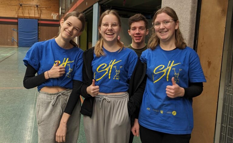 Schüler*innen als Sporthelfer*innen bei Motorik-Test an Krefelder Grundschule aktiv