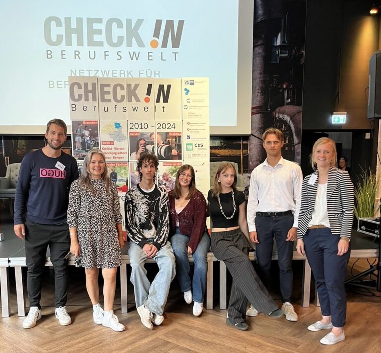 Auftritt der Schulband vor großem Publikum bei der Jubiläumsfeier CHECK IN