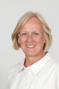 Frau Klinger, Abteilungsleiterin 9/10