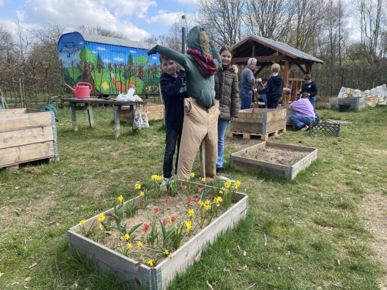 Frühlingserwachen im Schulgarten – Die Garten-AG der Gesamtschule Uerdingen legt los!