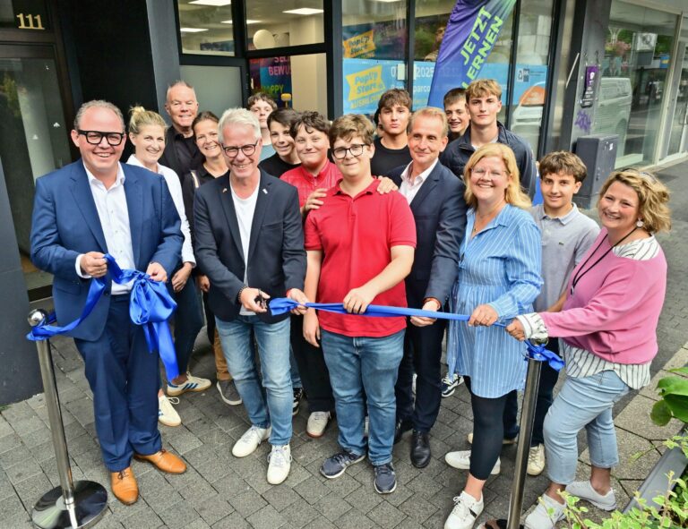 Schülerinnen und Schüler eröffnen POP-UP-Store Ausbildung der IHK