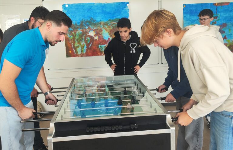 Gemeinsam am Kickertisch: Schülerinnen und Schüler und Thyssenkrupp Steel Azubis im spannenden Duell in der Mittagspause