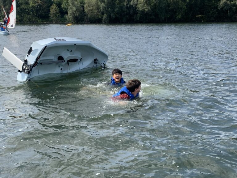 Aktion auf dem Wasser – Ein Segel-Schnuppertag der Klasse 6D